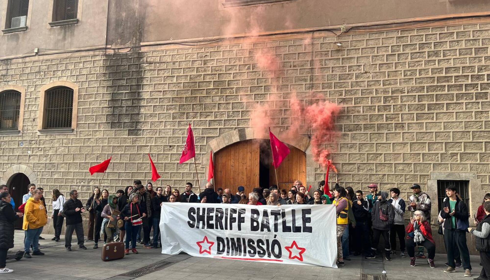 Movimientos sociales parando el primer desahucio de La Tancada Migrante en Noviembre de 2023 / Sindicat d’Habitatge del Raval